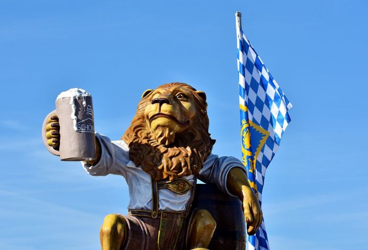 oktoberfest spel lejonfigur staty ölmugg flagga blå himmel