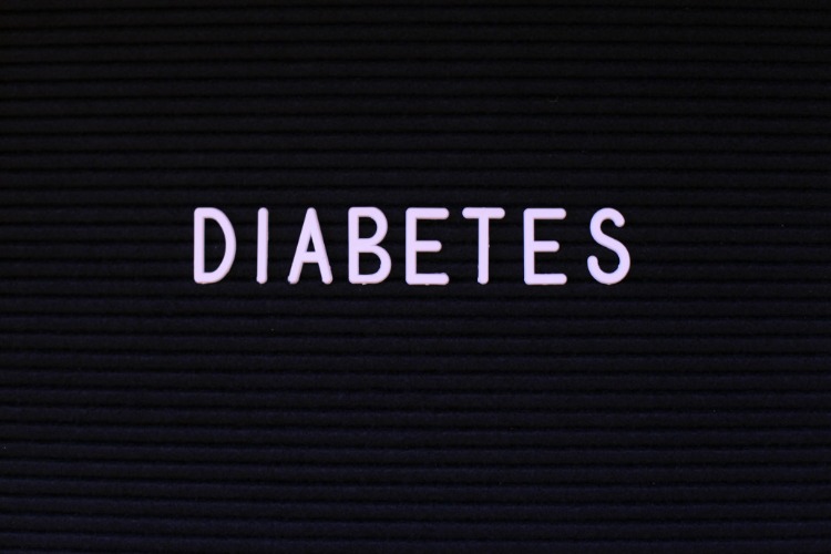 rosa inskription diabetes på svart bakgrund