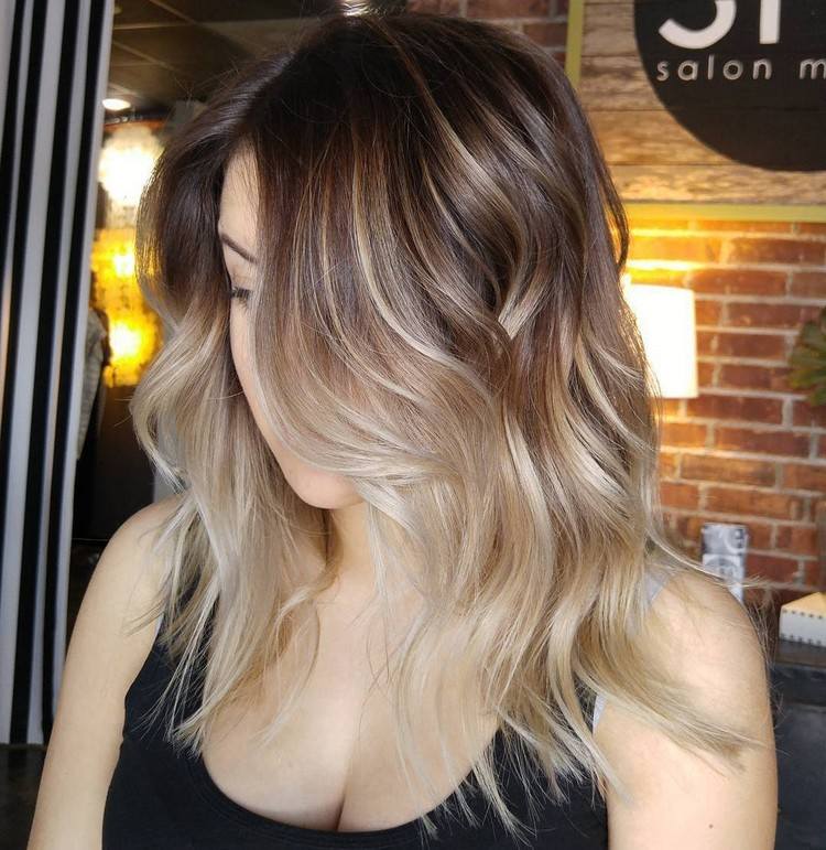 Ombre blond bruna höjdpunkter markerar håret