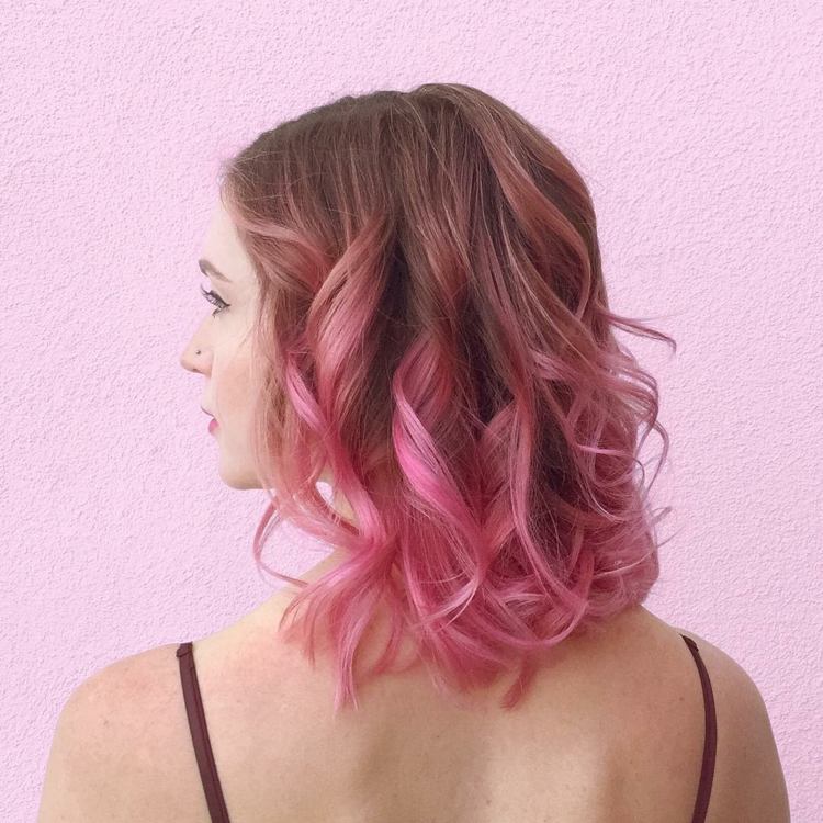 ombre-hår-rosa-mörk-blond-lockar-extravagant-styling