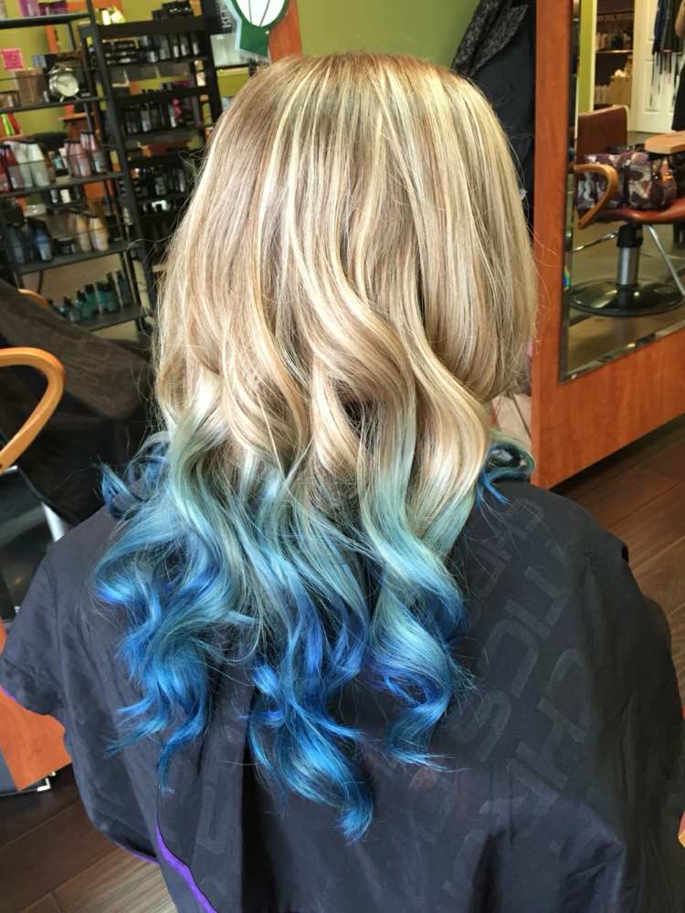 ombre-hår-tricolor-nyanser av blå-ljusblå-mörkblåblond