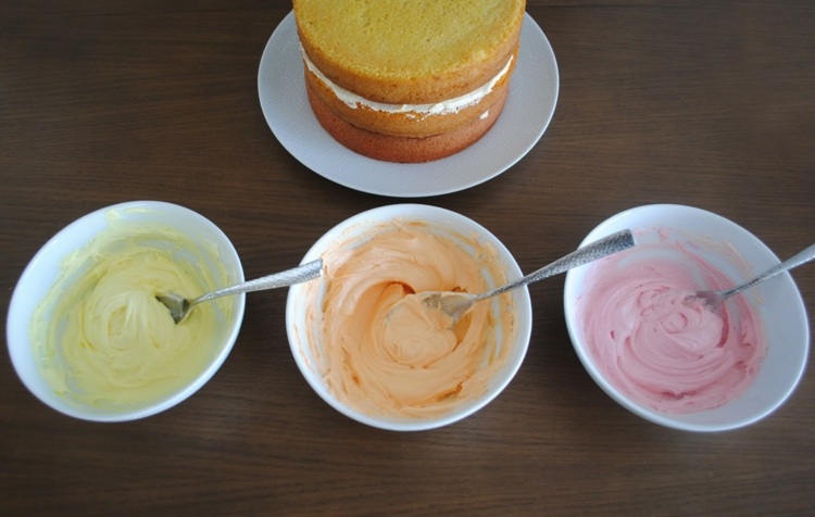 Ombre tårta till påsk med smörkräm i tre färger