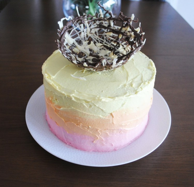 Designa ombre -kakan till påsk med ett ätbart bo