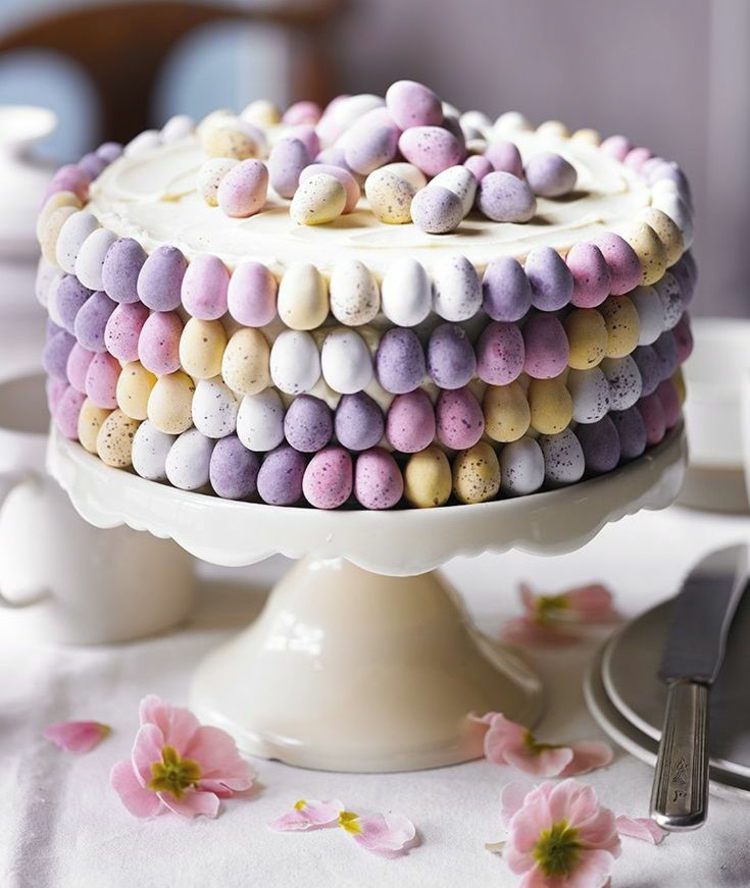 Dekorera ombre tårta till påsk med färgade ägg