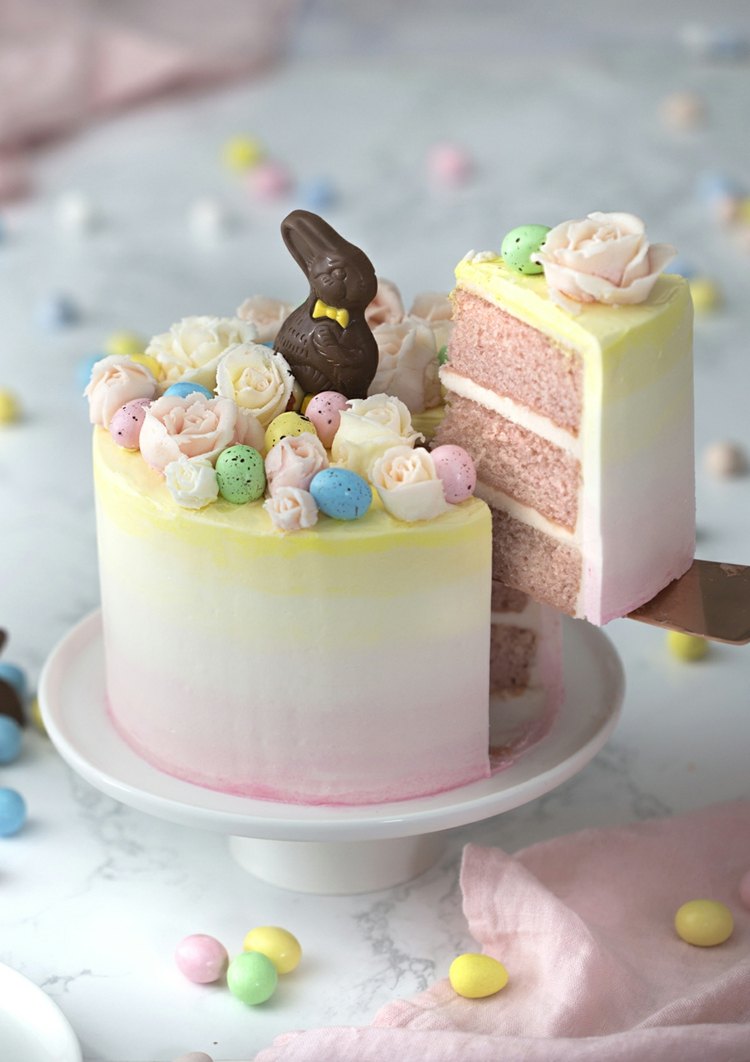 Söt tårta med rosor och ägg i rosa och gult