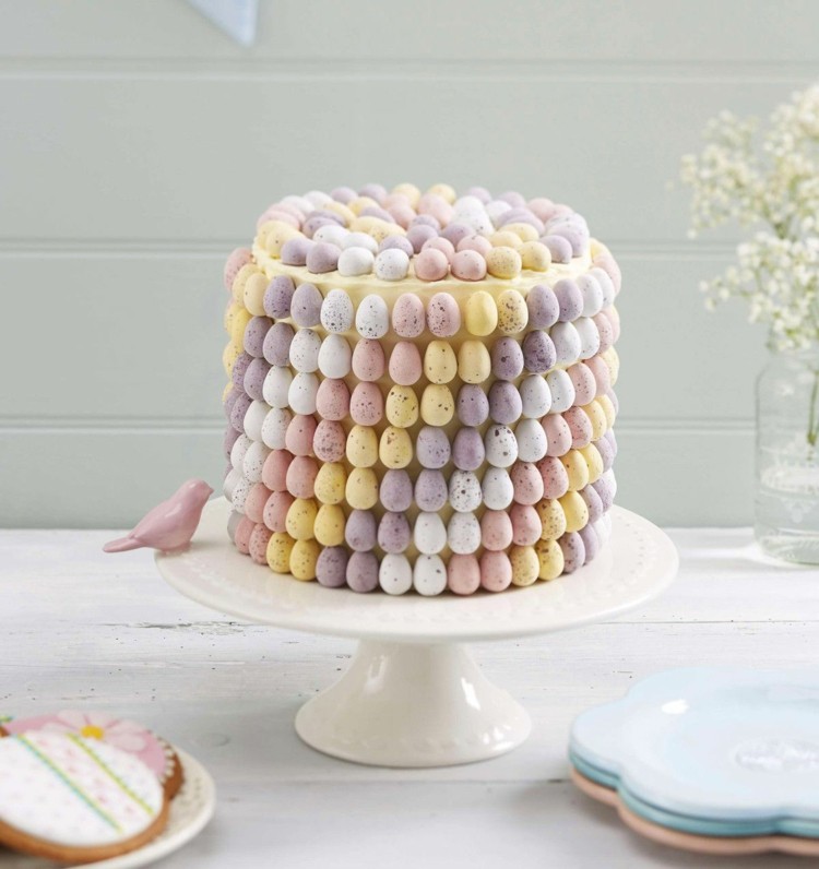 Mini påskägg i lila, rosa, gult och vitt för att dekorera tårtan