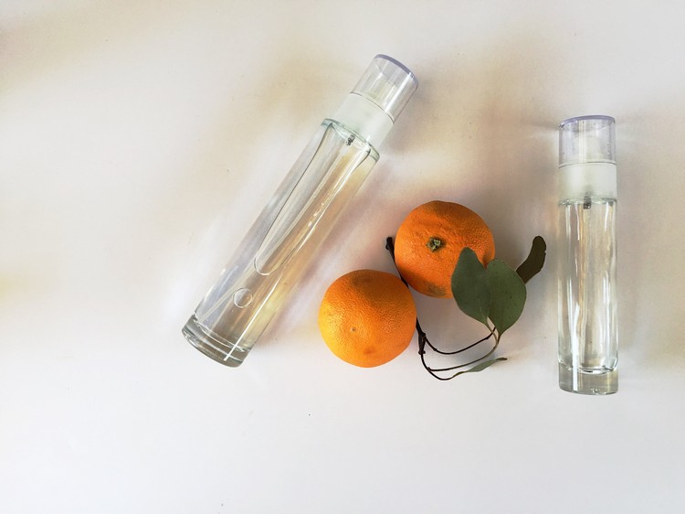 Apelsinblommavatten i glasflaska för sprutning