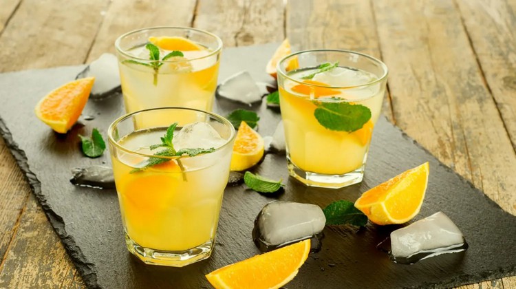 aromatiska cocktails förfinade med apelsiner