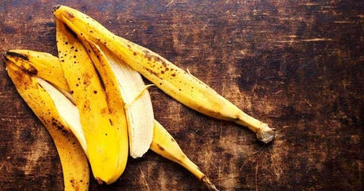 Bananskal är rik på näringsämnen och stimulerar blombildning