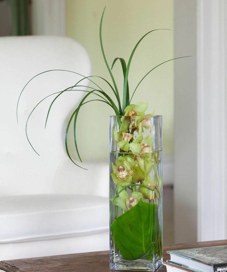 orkidéer dekorationsarrangemang cylindervas transparent gräsblad