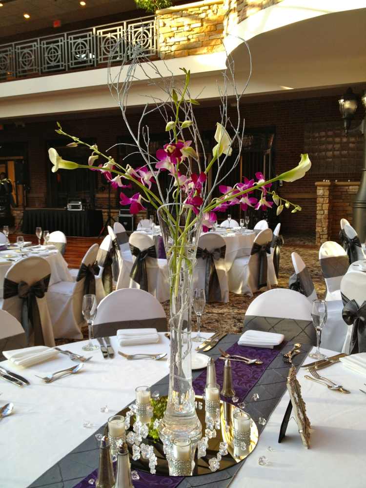 orkidéer dekoration arrangemang lilja grenar hög glas vas bord dekoration