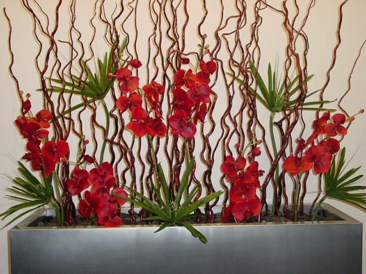 orkidéer dekorationsarrangemang blomlåda grå röda blommar grenar