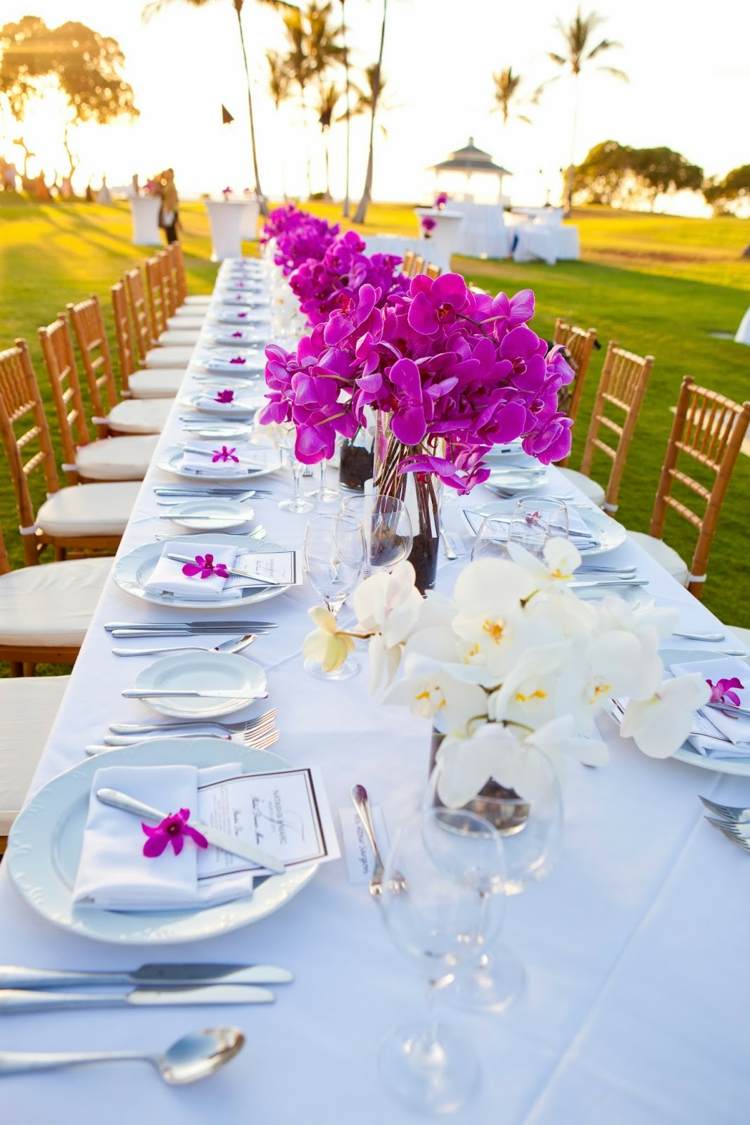 orkidéer bordsdekorationer utanför-bord-lång-stolar-bröllopsfat-vaser-buketter-fuchsia-vit