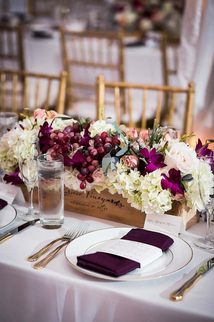 orkidéer-bordsdekorationer-bröllop-dop-servetter-bestick-glasögon-blommor-låda-frukt-druvor