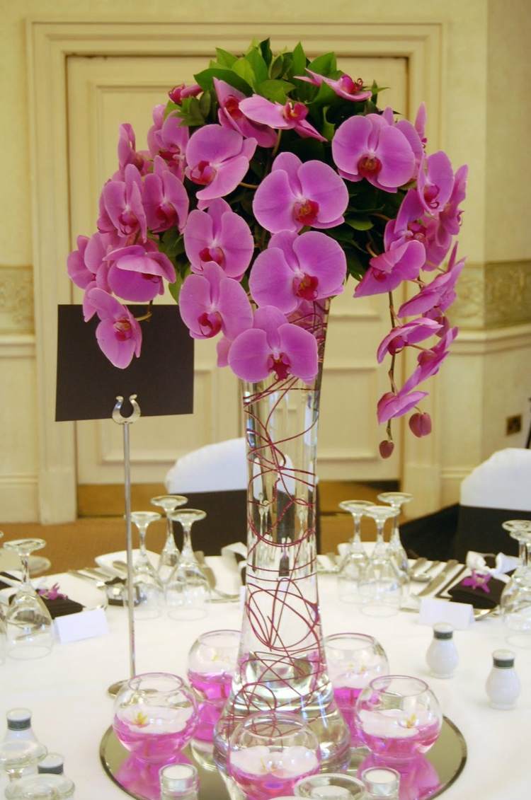 orkidé-bord-dekoration-bröllop-vas-gla-fuchsia-glas-tallrikar-bestick-glasskålar-blommor-vit