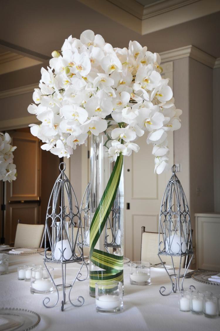 orkidébord-dekoration-vit-vas-glas-ljusstake-rostfritt stål-silver-ljus-tallrik-bestick-duk