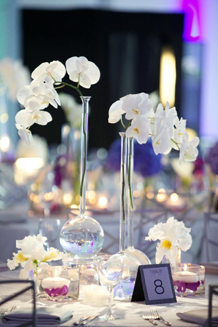 orkidé-bord-dekoration-bord-nummer-tecken-ljusstake-ljus-blommor-vit-fuchsia-servetter