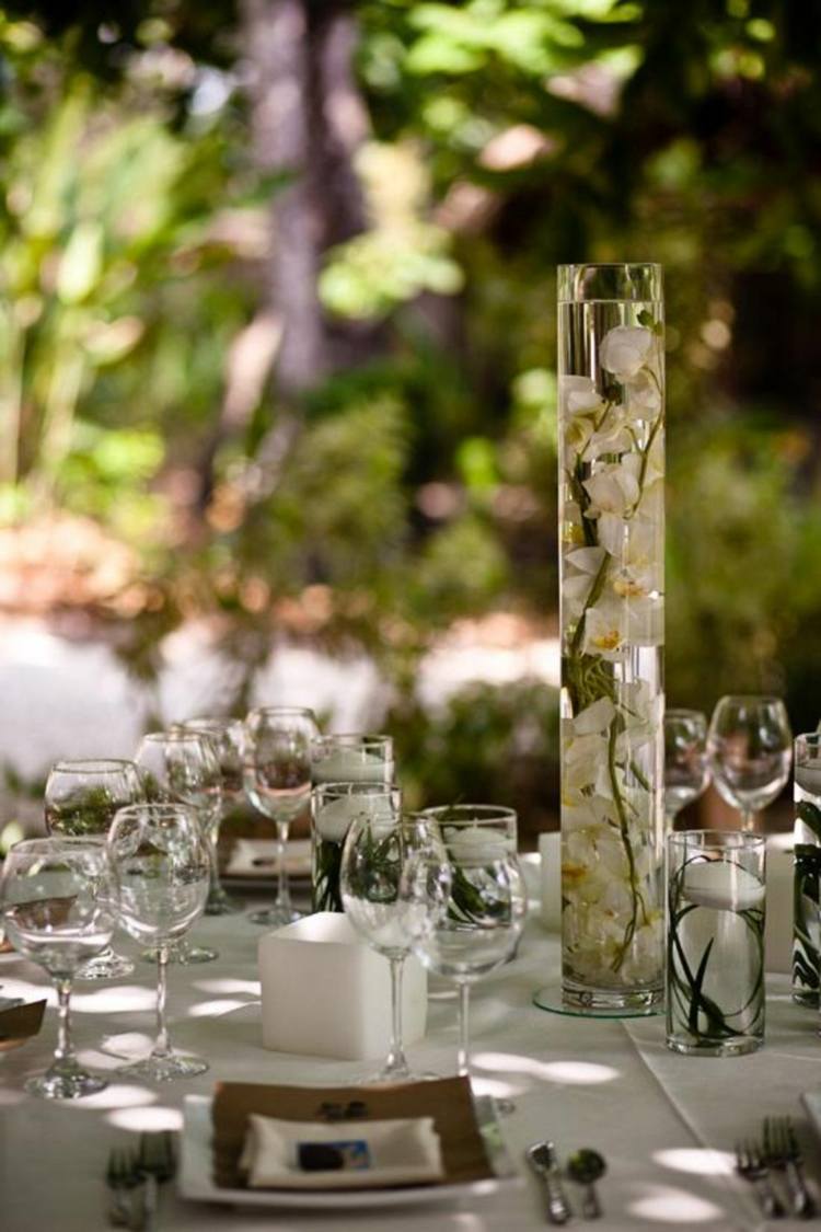 orkidé-bordsdekorationer-bröllop-glasögon-vas-vatten-blommor-trädgård-ljusstake-bestick