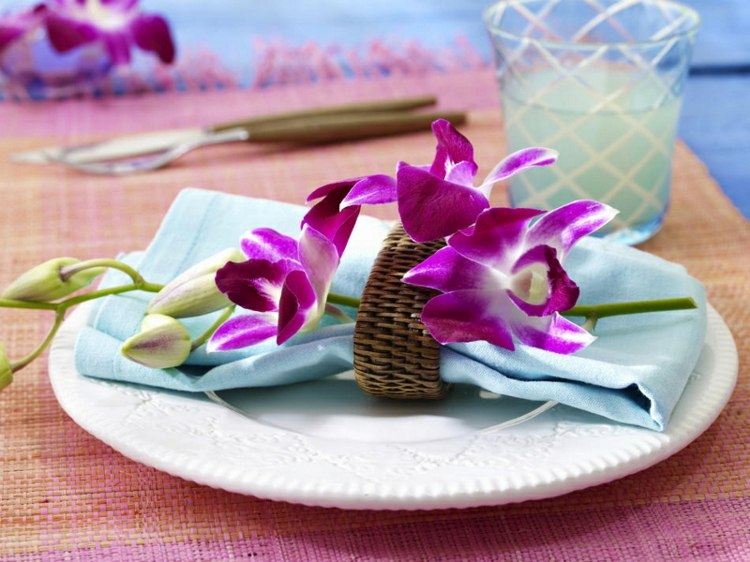 orkidébord-dekoration-tallrik-servett-servett-ring-blommor-knoppar-kopp-bestick