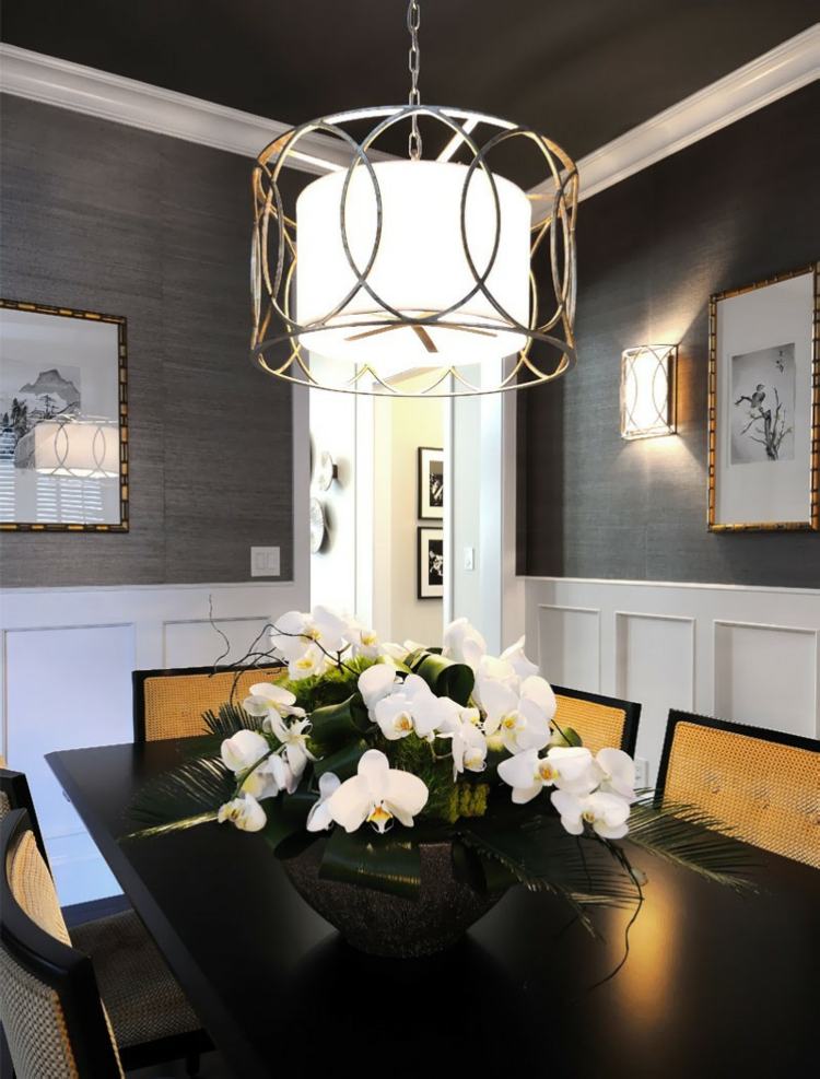 orkidé-bord-dekoration-vardagsrum-matplats-bord-stolar-bilder-ljuskrona-blommor-vit