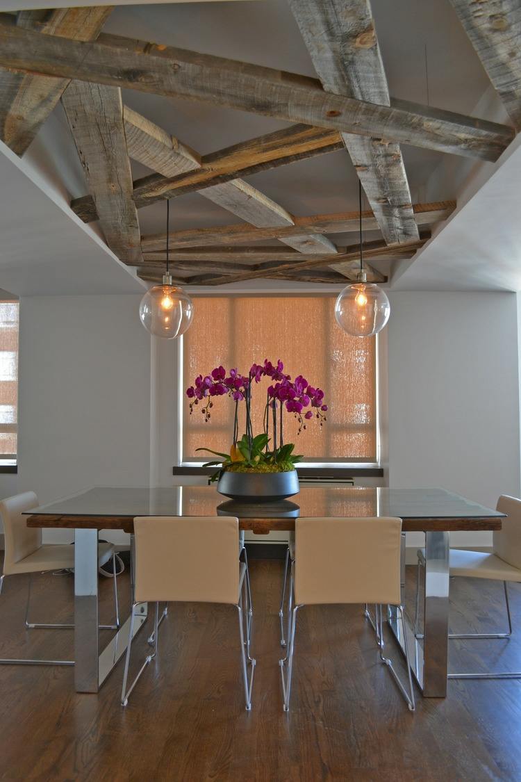 orkidé-bord dekoration-vardagsrum-hängande lampor-glas boll-bord-stolar-blomkruka-trä balkar