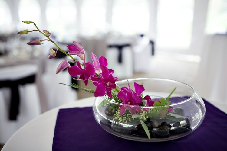 orkidéer bordsdekoration glasskål-dekorationsstenar-kvist-blommor-knoppar-duk-cocktailbord