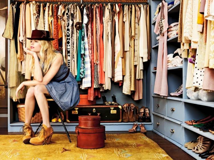 Beställ i garderoben-walk-in kläder-skena-kvinna-denim klänning-hatt lådor-skor