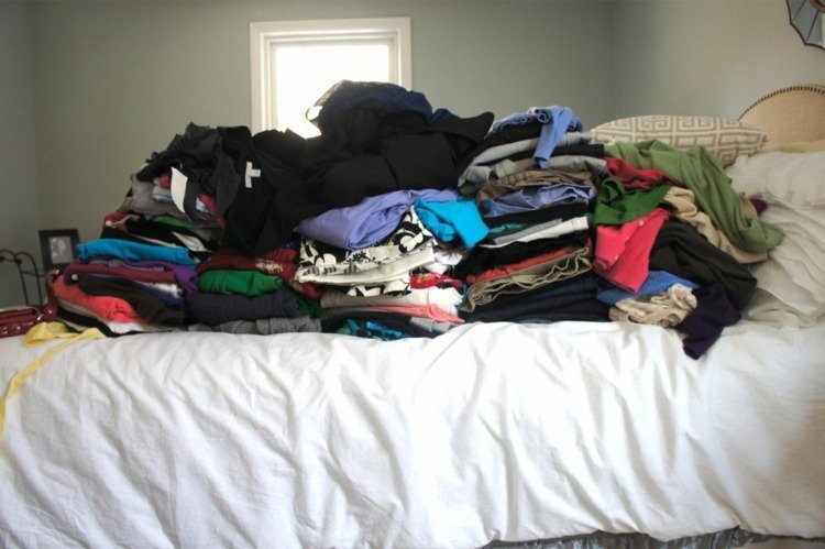 Beställ-garderob-kläder-organisera-störning-säng-sovrum