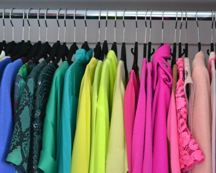 Beställ-garderob-klädstång-galgar-kläder-färg-sortera