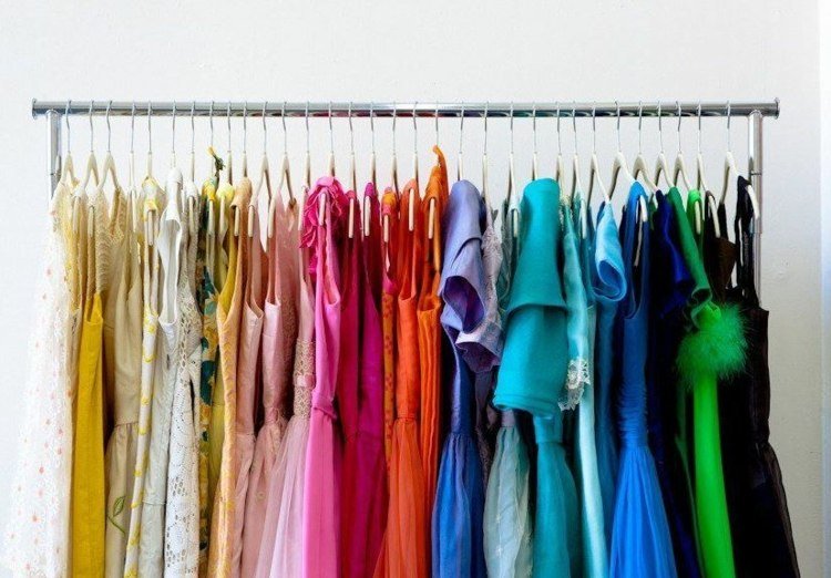 Beställ-garderob-krokar-kläder-färg-sortera-ljus-mörk