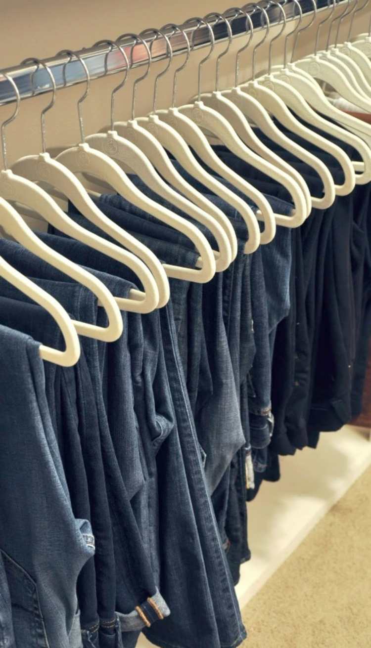 Beställ-garderob-jeans-kläder-skena-galgar