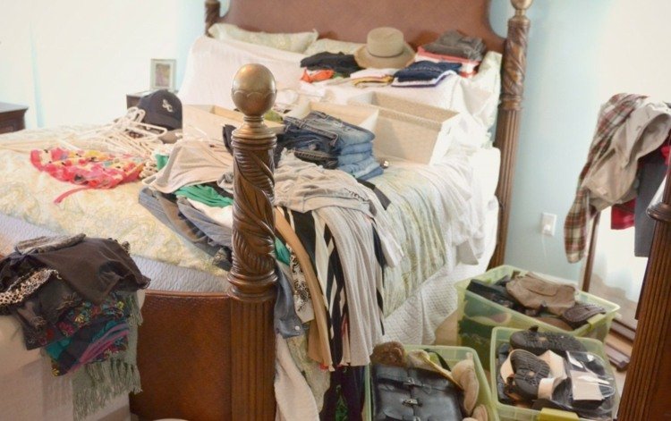 Beställ-garderob-kläder-sortera-förvaringslådor-säng-sovrum