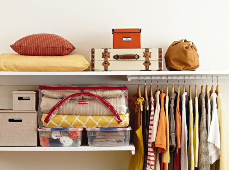 Beställ-garderob-förvaringslådor-vit-gul-kuddar-orange-klädstång-klädhängare-väska
