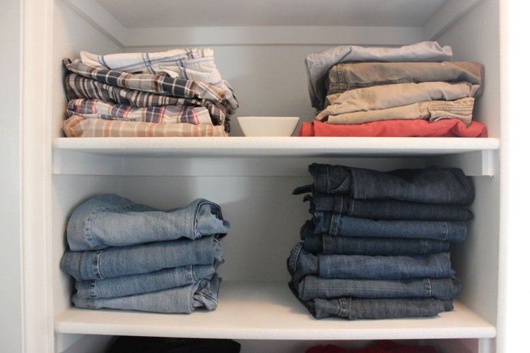 Städa-garderob-hyllor-jeans-byxor-kläder-veck-städa