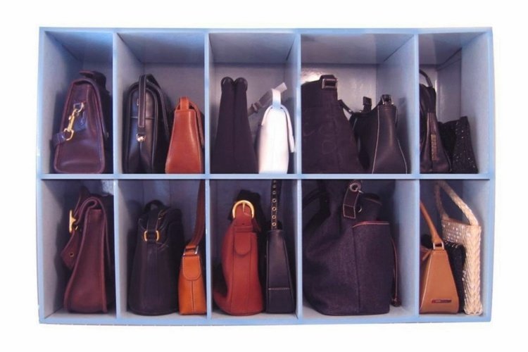 Beställ-garderob-svart-brun-damer-saker-organisera-hyllor-lådor