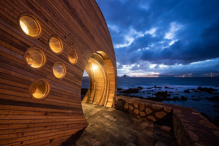 organisk-arkitektur-vacker-interiör-belysning-havsutsikt