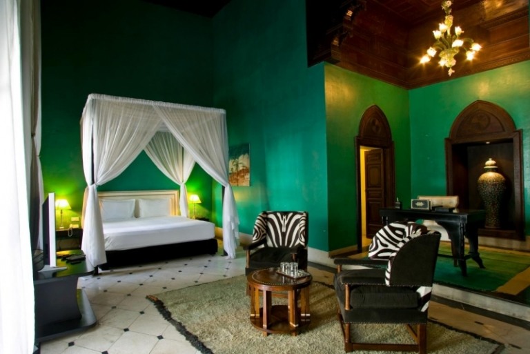 Orientaliska-deco-gröna-vägg-säng-baldakin-golvplattor