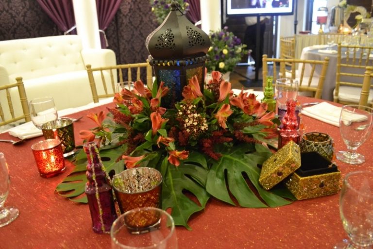Orientalisk-dekoration-idéer-bord-lykta-exotiska-blommor