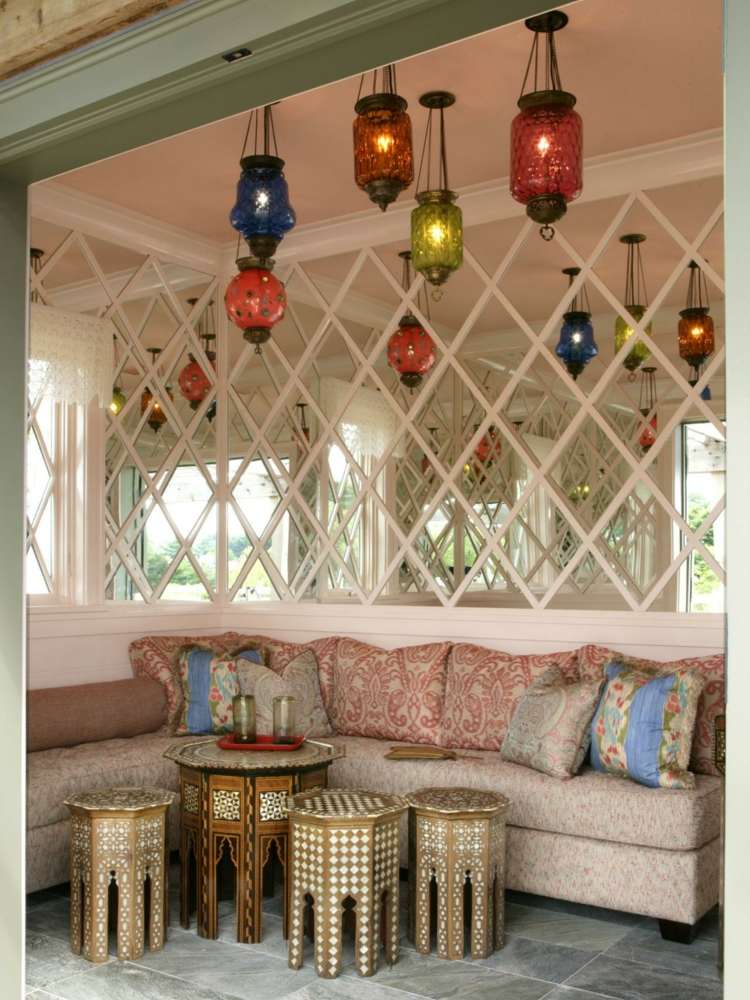 orientalisk-dekoration-lyktor-färgade-soffa-kuddar-sidobord