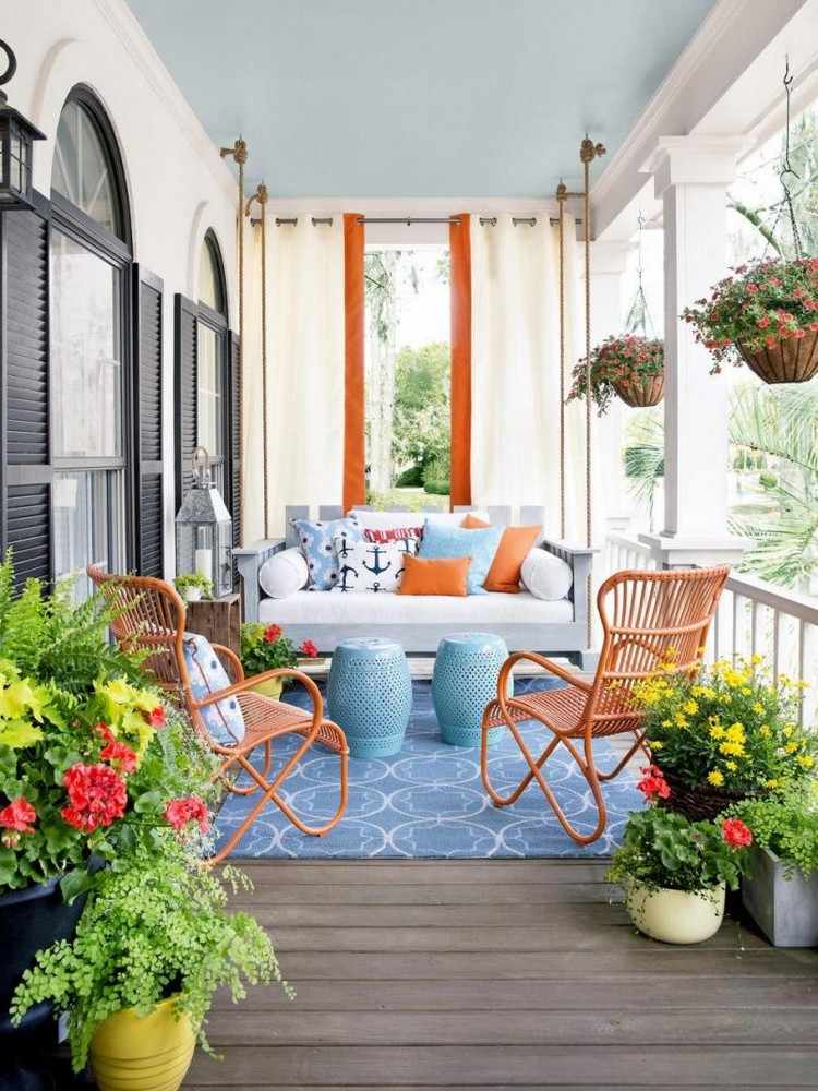 orientalisk-dekoration-veranda-kinesisk-trädgård-pall-ljus-blå-färgglad-inredning