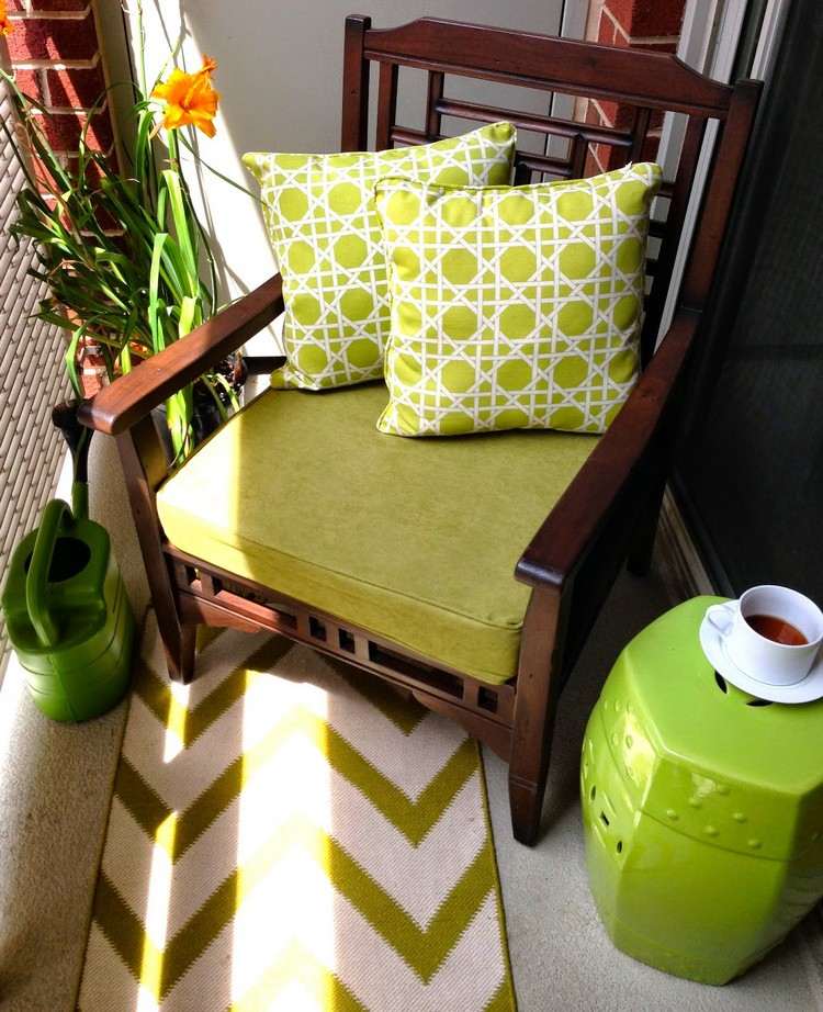 orientalisk-dekoration-möbler-modern-iscensatt-grön-trädgård-pall-sida bord-balkong