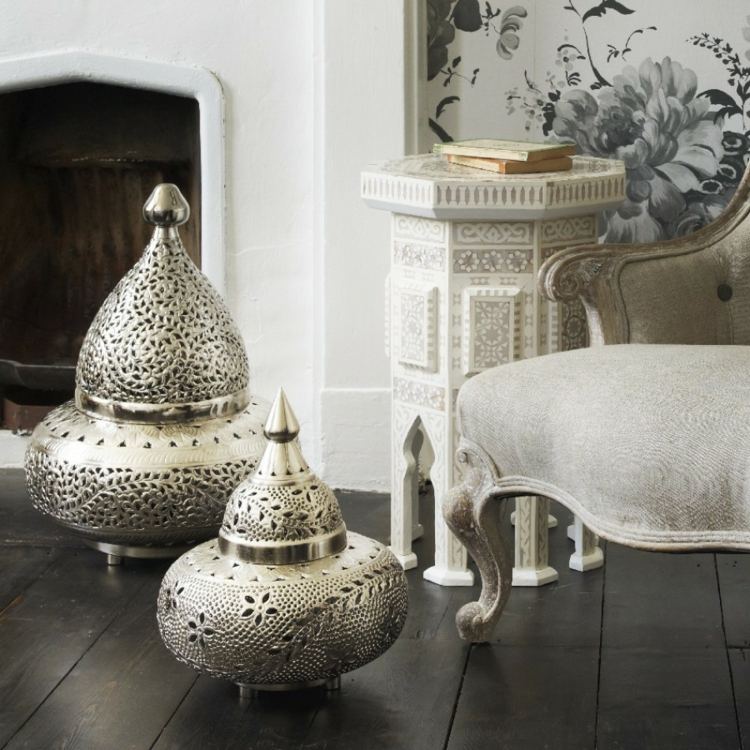 orientaliska lampor - golvlampa - silver - öppen spis - väggmålning - läshörna - böcker - fåtölj