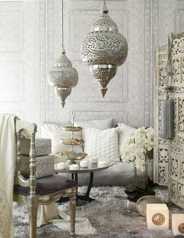 orientaliska lampor lykta-marockanskt vardagsrum-soffa-kudde-soffbord-stol-matta-blomma