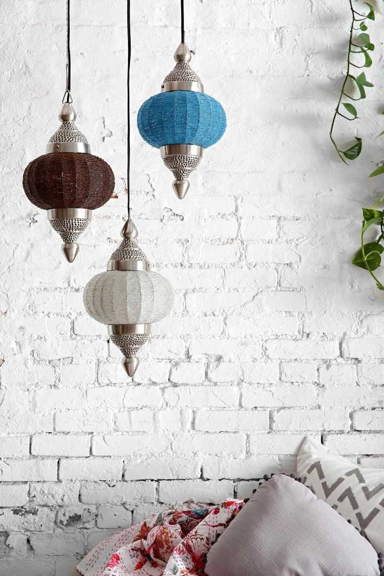 orientaliska lampor hängande lampor-brun-blå-vit-vägg-rustika-murgröna-kasta kuddar