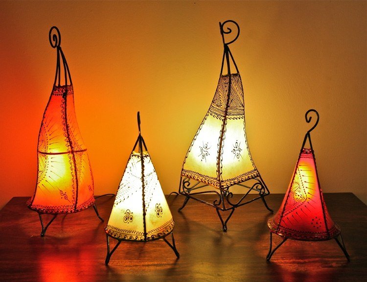 orientaliska lampor-henna-lampa-läder-ram-järn-stora-små-raka-böjda-prydnader-ljus-varm