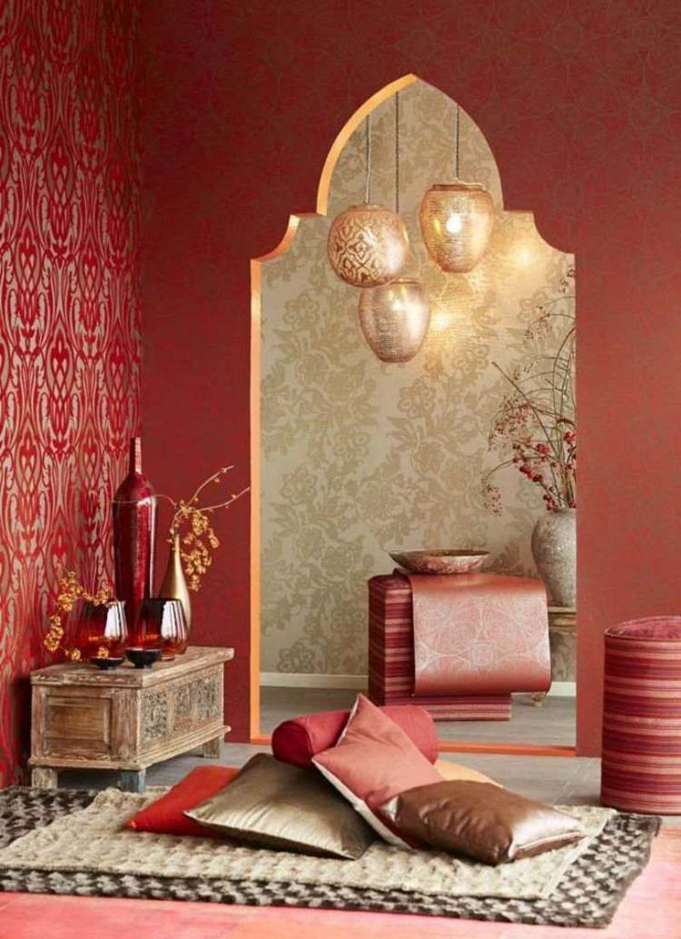 orientaliska lampor-vardagsrum-hängande lampor-guld-tapeter-rödmönstrad-matta-sittdynor-vas