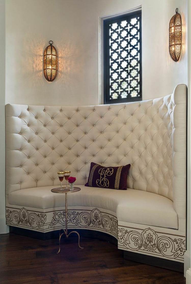 orientaliska lampor-sconces-filigran-ornament-skuggspel-soffa-läder-vitt-bord-te-fönster