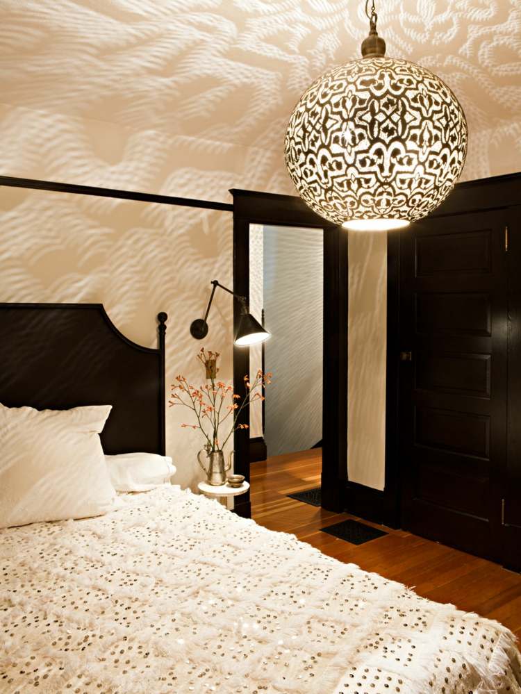orientalisk-lampa-hängande-lampa-mönstrad-rund-sovrum-säng-överkast-kudde-vägglampa