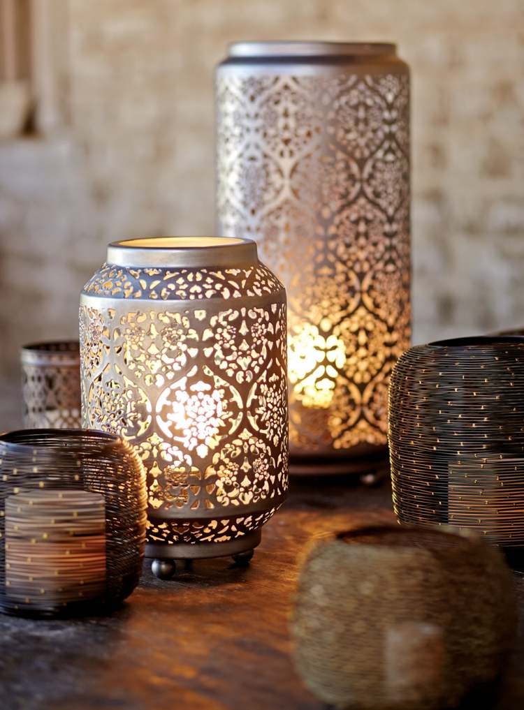 orientalisk-lampa-ljusstake-lyktor-mönstrade-prydnader-blommor-metall-bord