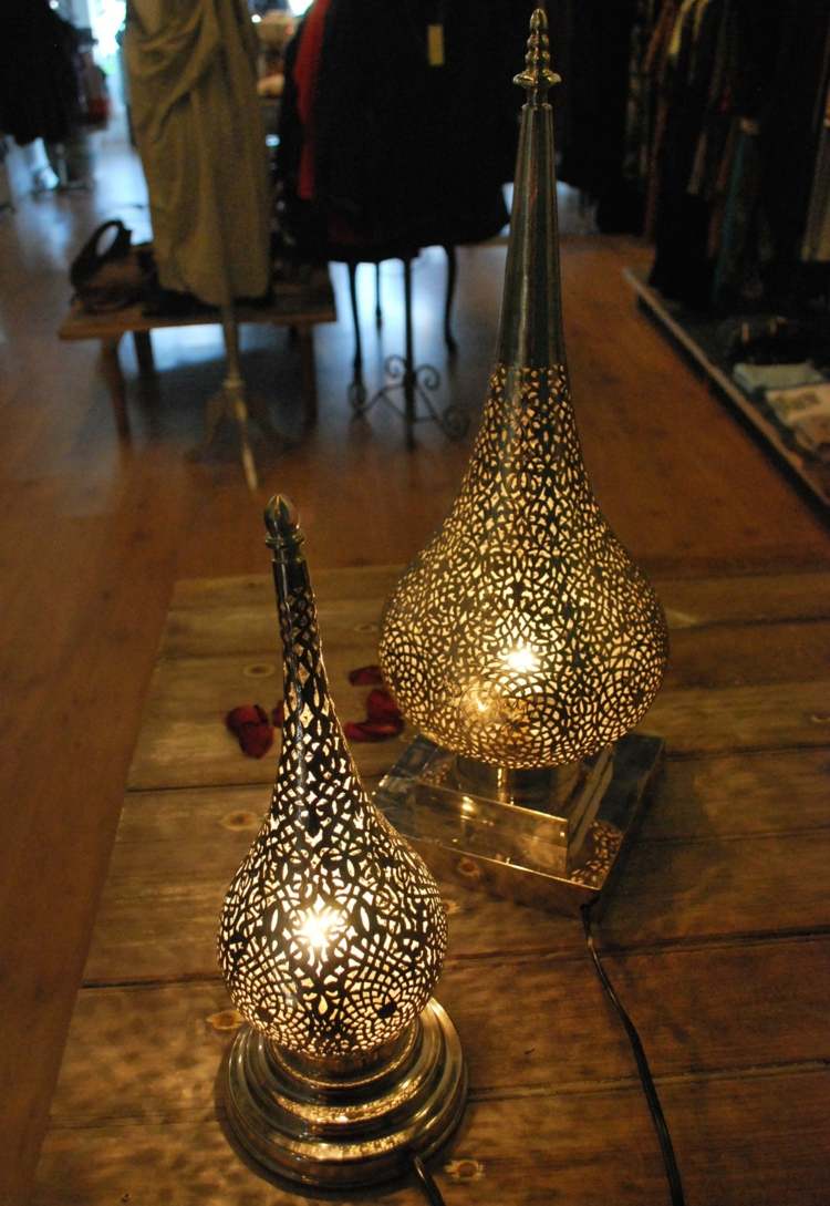 orientalisk-lampa-bordslampa-små-mönster-hål-lök-form-metallram-filigran teknik